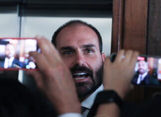 Moraes prorroga inquérito que investiga Eduardo Bolsonaro