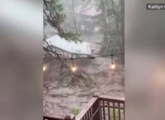 Novo México em Ruidoso: Rio sobe 6 metros e arrasta casas nos EUA