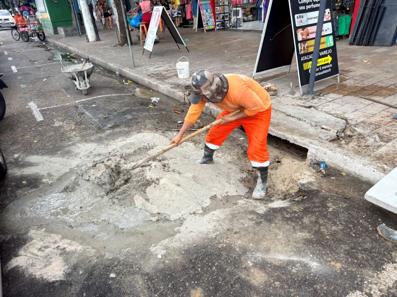 Prefeitura de Manaus realiza manutenção em sistema de drenagem da avenida Eduardo Ribeiro