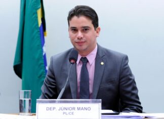 Deputado Júnior Mano e outras 5 pessoas são alvos da PF por fraudes em licitações com verba parlamentar no CE
