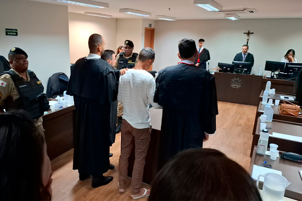 Homem foi condenado a 16 anos de prisão, em regime fechado, acusado de matar a facadas a neta da vizinha dele, em novembro de 2023 - Foto: Joubert Oliveira / TJMG