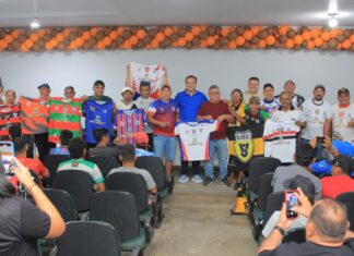 Parintinzão 2025: Prefeitura de Parintins entrega kits esportivos para fortalecer futebol local