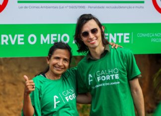 Amom Mandel desembarca em Parintins e participa de ação ambiental do Galho Forte com bois Caprichoso e Garantido