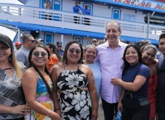 Omar Aziz participa da inauguração do novo porto de Barcelos, no interior do Amazonas