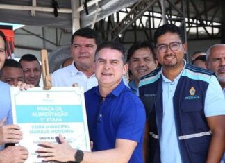 No Dia do Feirante, prefeito David Almeida entrega 1ª etapa da nova praça de alimentação da feira da Manaus Moderna
