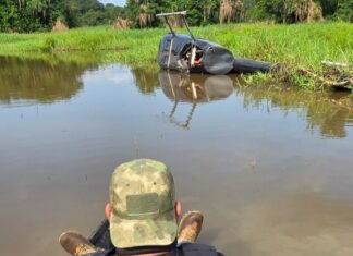 Polícias Civil, Militar e GCM localizam helicóptero de transporte de drogas que caiu às margens de lago em Juruá