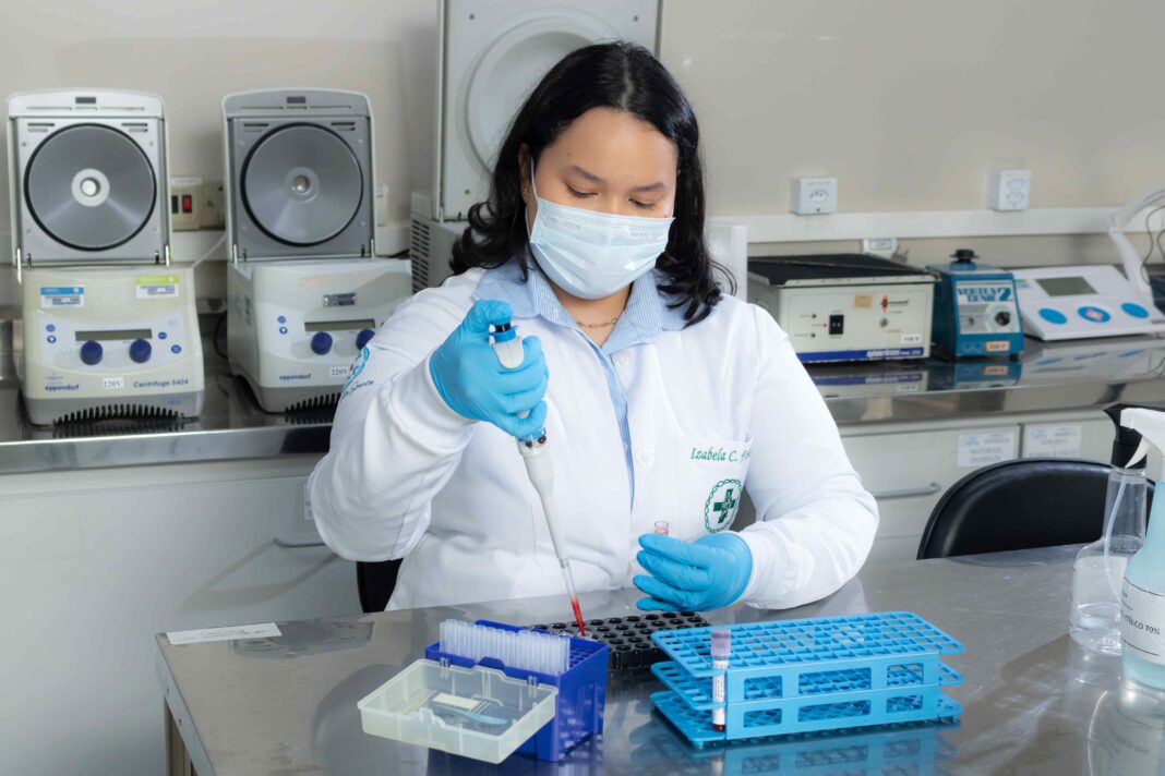 HEMOAM_ALUNA-MESTRADO-PPGH-PIPETANDO-AMOSTRA-FOTO-LEONARDO-MOTA-19-1.jpg