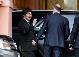 Milei reestrutura sua estratégia política após derrota em Buenos Aires