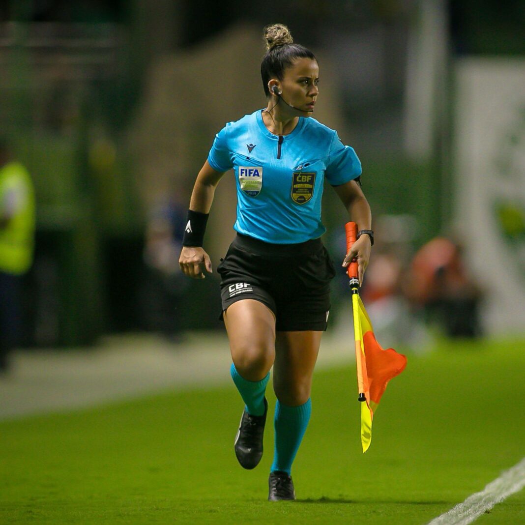 Anne Kasy, atuando como arbitra assistente - Foto: Divulgação / Sedel