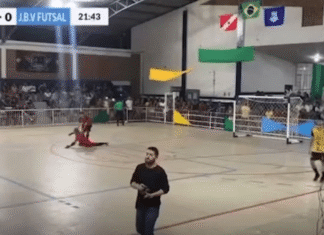 VÍDEO: Goleiro morr# após defesa de pênalti em torneio de futsal, 🥲