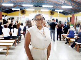 Educadora da rede estadual recebe título de professora do ano da Associação Brasileira de Ensino de Biologia