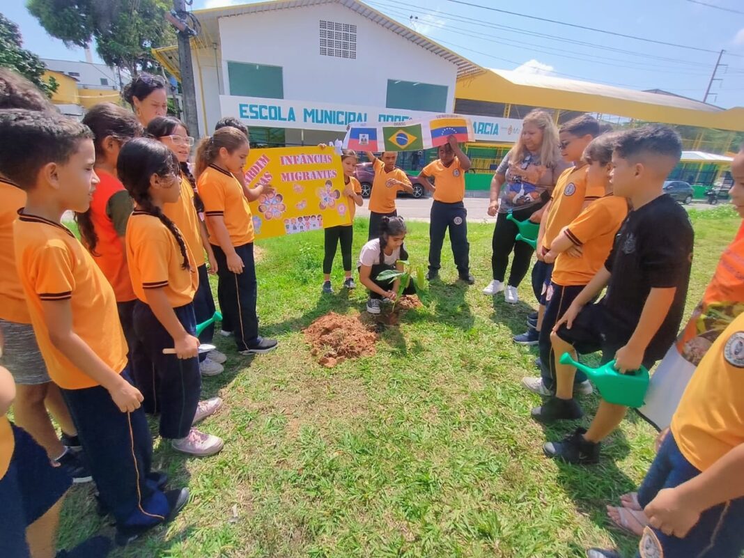 Estudantes da Prefeitura de Manaus participam de plantio de mudas com práticas lúdicas