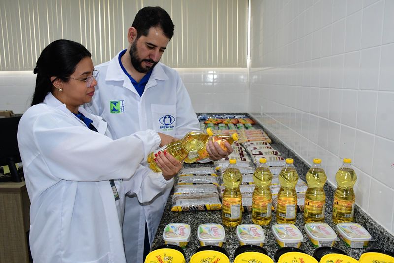 Entre as irregularidades constatadas está a divergência entre o peso declarado na embalagem e o verificado nos ensaios em laboratório - Foto: Alexandre Vieira / Ipem