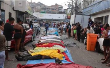 Pelo menos 50 CPFs Cancelados ligados ao Comando Vermelho são levados por moradores para praça na Penha