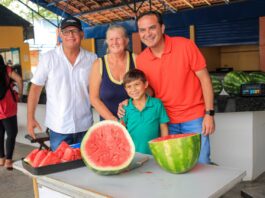 Prefeitura de Parintins incentiva comercialização de melancia de produtores da comunidade Nova Olinda