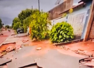 Ruas viram ‘rios’ e água arranca asfalto em cidade do Paraná atingida por temporal