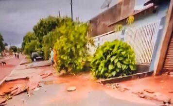 Ruas viram ‘rios’ e água arranca asfalto em cidade do Paraná atingida por temporal