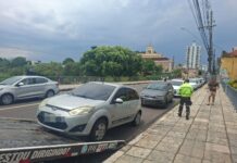Prefeitura intensifica operação ‘Sucata’ e remove veículo irregular sobre ponte em Manaus