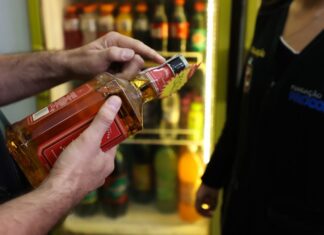 Força-tarefa apreende bebidas vencidas e sem nota fiscal no centro