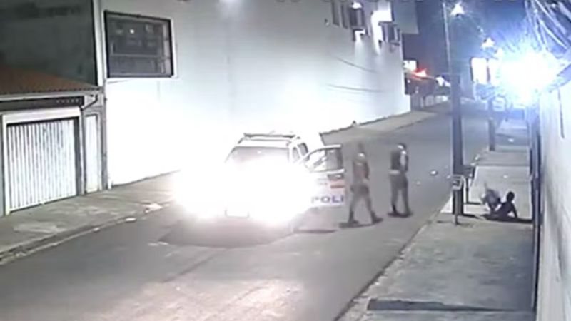 assista_apos_furtar_carne_e_chinelos_em_supermercado_ladrao_voa_de_janela_a_5_metros_de_altura_widelg