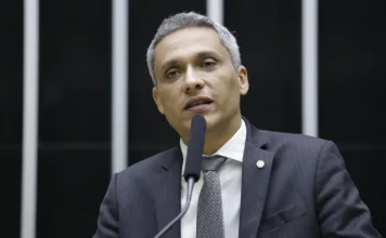 Moraes suspende ação penal contra deputado Gustavo Gayer
