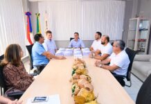 Prefeito David Almeida assina maior publicação da história do DOM e garante progressão para quase 10 mil servidores da Educação