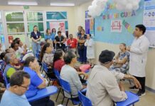 Profissionais da prefeitura orientam usuários para prevenção e controle do diabetes em ação de saúde