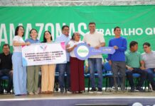 Governador Wilson Lima entrega mais 800 cartões do Auxílio Estadual em Tabatinga, alcançando 1.600 no Alto Solimões
