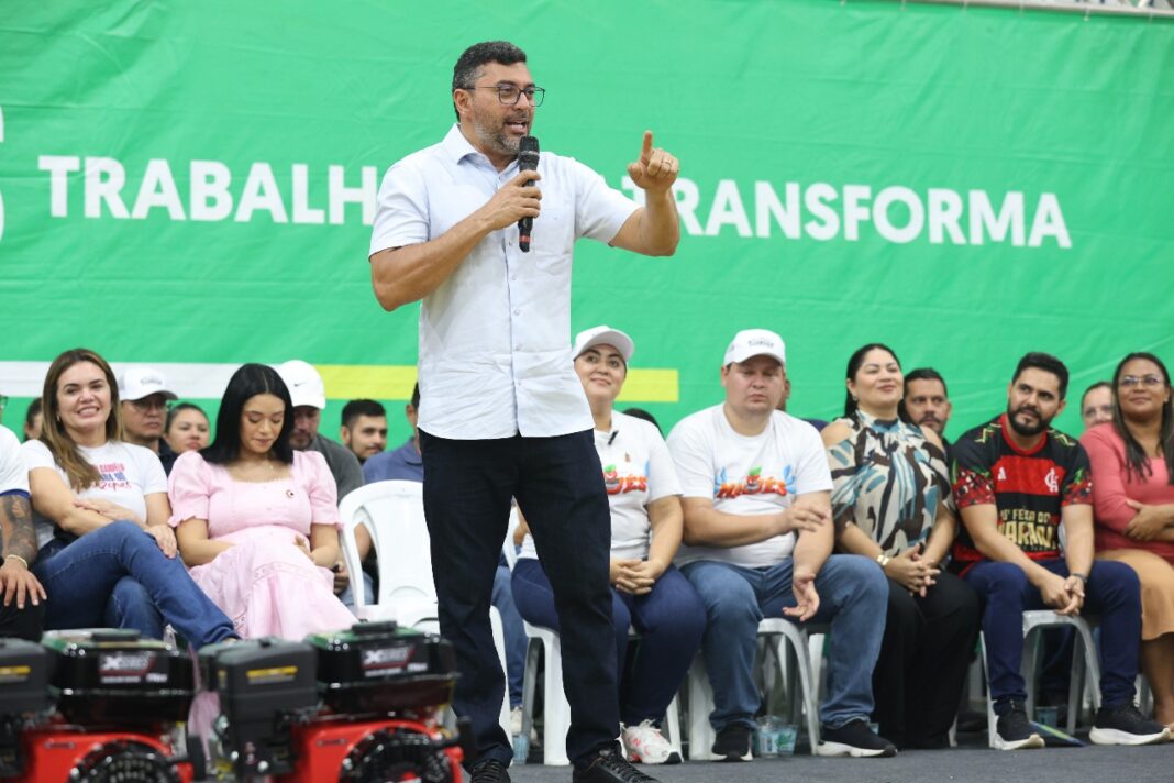 Em-Maues-governador-Wilson-Lima-assina-ordem-de-servico-para-recuperacao-viaria-anuncia-investimentos-em-agua-e-entrega-iluminacao-publica-2_foto-Arthur-Castro-Secom.jpeg