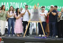 Governador Wilson Lima entrega novos cartões do Auxílio Estadual e inaugura ginásio revitalizado em Maués
