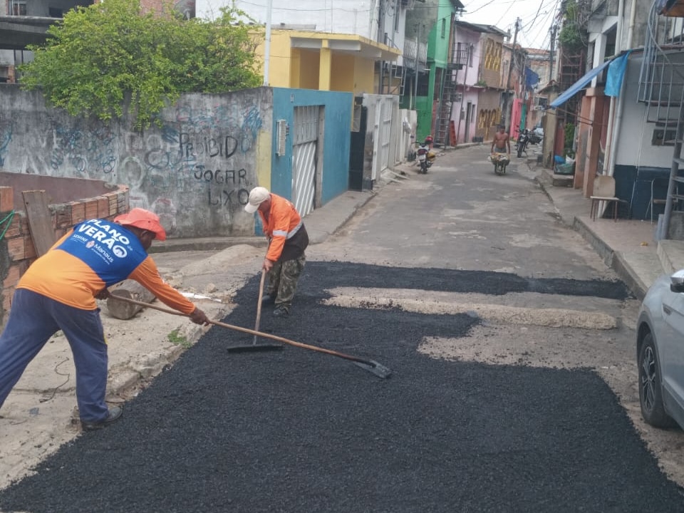 Obra de recuperação asfáltica realizada pela Prefeitura de Manaus revitaliza via no bairro Compensa 3 4