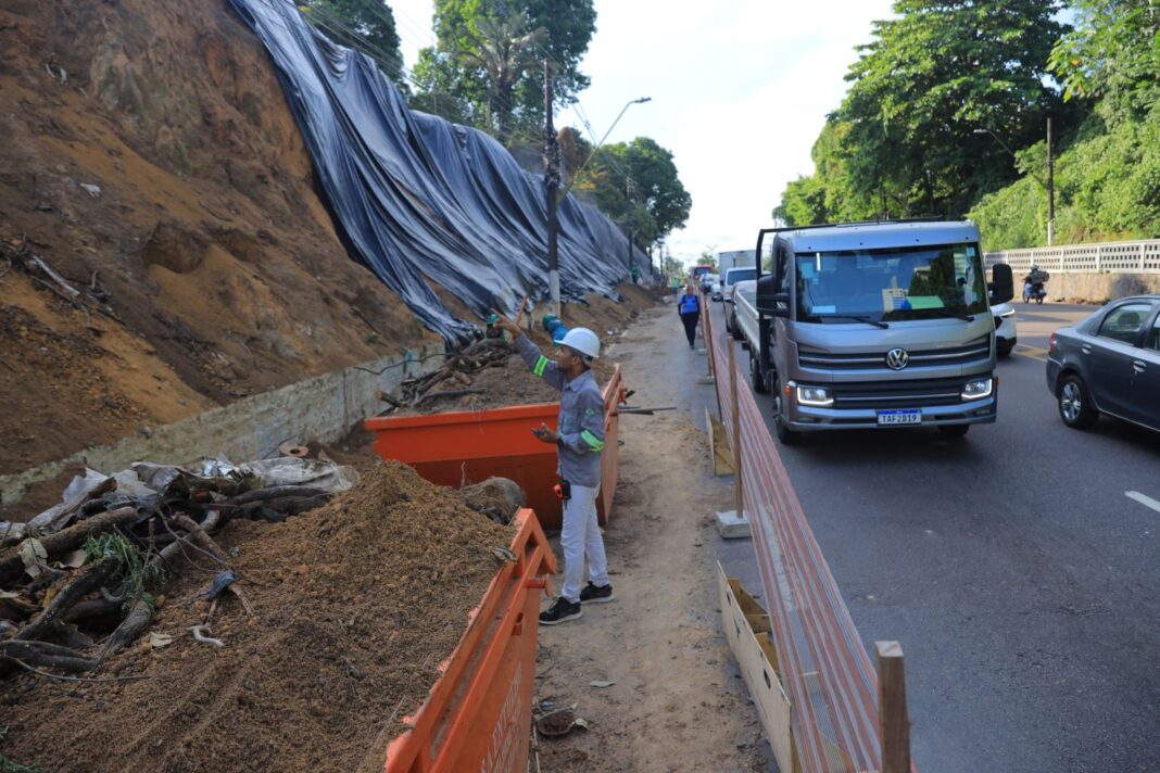 Prefeitura-de-Manaus-avanca-com-implantacao-de-geomanta-na-contencao-de-taludes-da-avenida-Mario-Ypiranga-Monteiro-2.JPG
