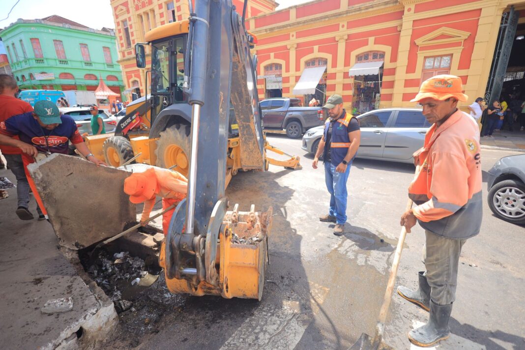 Prefeitura de Manaus realiza manutenção no entorno do mercado municipal Adolpho Lisboa 2