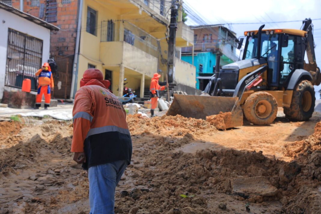 Prefeitura-de-Manaus-reforca-rede-de-drenagem-profunda-e-garante-seguranca-viaria-no-bairro-Sao-Jose-Operario-2.JPG