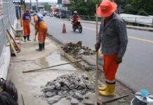 Prefeitura de Manaus realiza limpeza e reconstrução de tampa de caixa coletora na avenida Desembargador João Machado