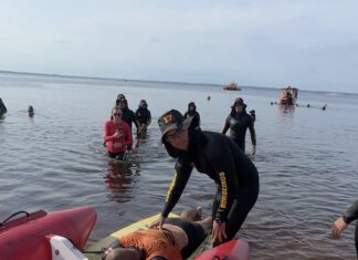 Ponta Negra: Corpo de Bombeiros do Amazonas simula resgate de vítima de afogamento no Rio Negro