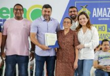 Manaus: Sect entrega título definitivo a moradora do Educandos que esperou mais de 40 anos pela documentação