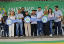 Governador Wilson Lima entrega cartões do Auxílio Estadual e fortalece setor social em Manacapuru