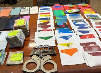 Polícia Civil apreende 47 cartões bancários, mais de R$ 17 mil em espécie e eletrônicos em casa de agiota, em Itacoatiara
