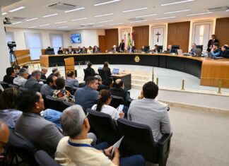 TCE-AM inicia julgamento das contas da Prefeitura de Manaus de 2024 e adia análise após pedido de vistas