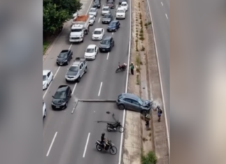 Veículo derruba poste de iluminação e afeta tráfego na AM-070 (VÍDEO)