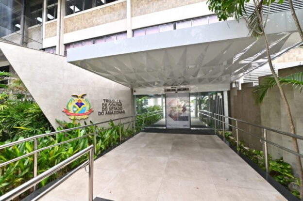 fachada-TCE-AM-foto-Joel-Arthus-scaled