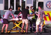 VÍDEO: Um muçumano que passava pelo local desarmou o suspeito do ataque de Hanukkah na Austrália que matou 16 pessoas