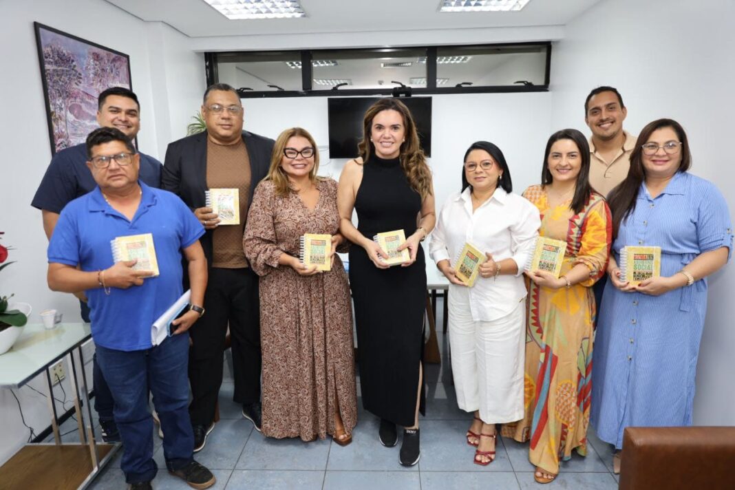 Alessandra-Campelo-se-reune-com-secretarios-municipais-e-reforca-compromisso-com-o-fortalecimento-da-Assistencia-Social-no-Amazonas-Foto-Miguel-Almeida.jpeg