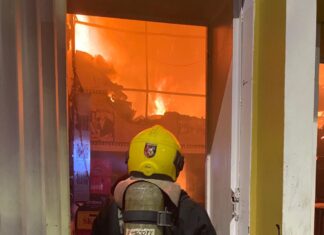 Bombeiros combatem incêndio em bar no bairro Nossa Senhora das Graças