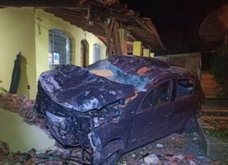 Homem mata a vizinha, foge com filhos e tenta matá-los batendo carro no interior