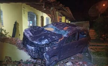 Homem mata a vizinha, foge com filhos e tenta matá-los batendo carro no interior