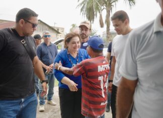 Em Tonantins, Professora Maria do Carmo recebe denúncias do descaso com a educação