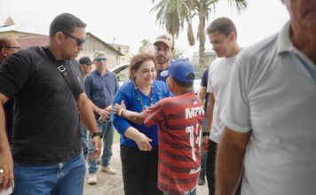 Em Tonantins, Professora Maria do Carmo recebe denúncias do descaso com a educação
