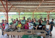 Prefeitura de Parintins promove capacitação para produção de vassouras ecológicas
